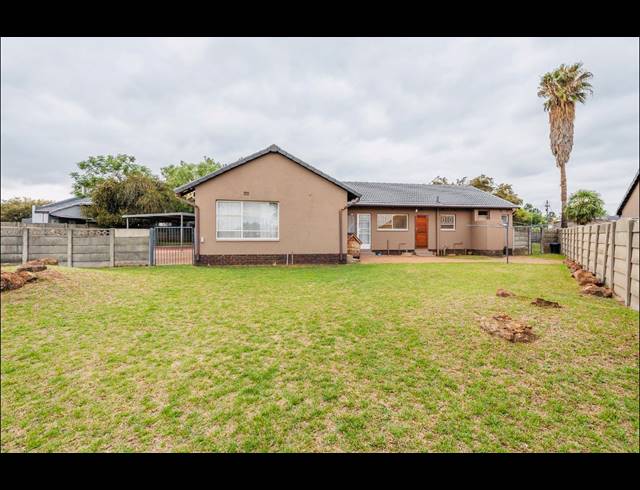 4 BEDROOM FREEHOLD FOR SALE IN BRACKENHURST